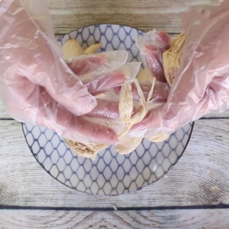 Bước 2 Sơ chế, luộc và xé gà Khô gà xé cay bằng lò nướng