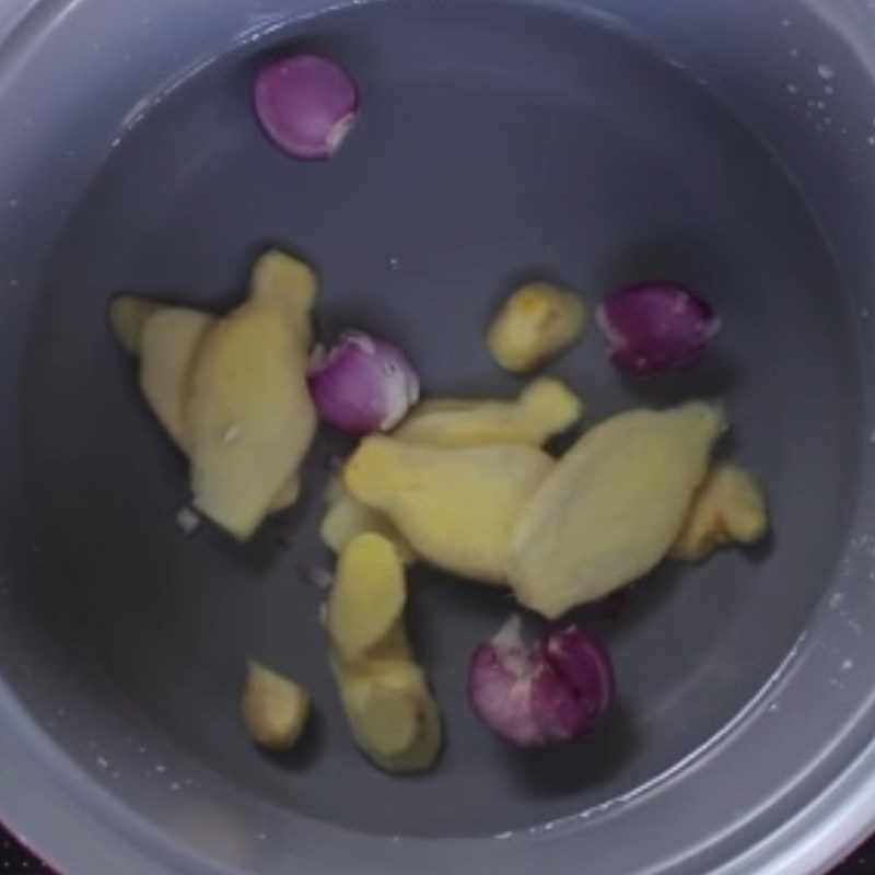 Bước 2 Sơ chế, luộc và xé gà Khô gà xé cay bằng lò nướng