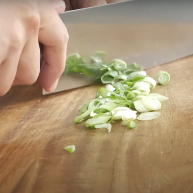 Bước 1 Sơ chế nguy&ecirc;n liệu Cơm lạp xưởng rau củ