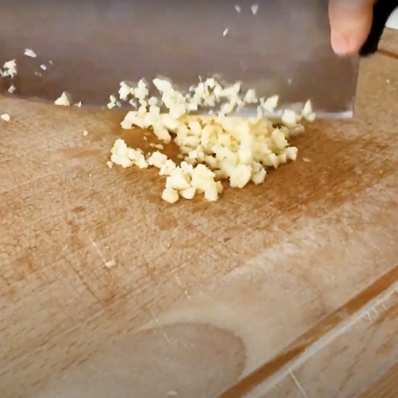 Bước 1 Sơ chế nguy&ecirc;n liệu Cơm chi&ecirc;n trứng t&ocirc;m kh&ocirc;