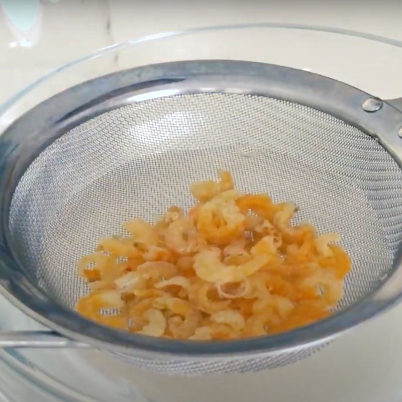 Bước 1 Sơ chế nguy&ecirc;n liệu Cơm chi&ecirc;n trứng t&ocirc;m kh&ocirc;