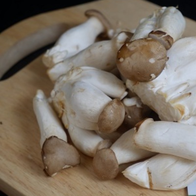 Bước 1 Sơ chế nguyên liệu Nấm đùi gà rang muối