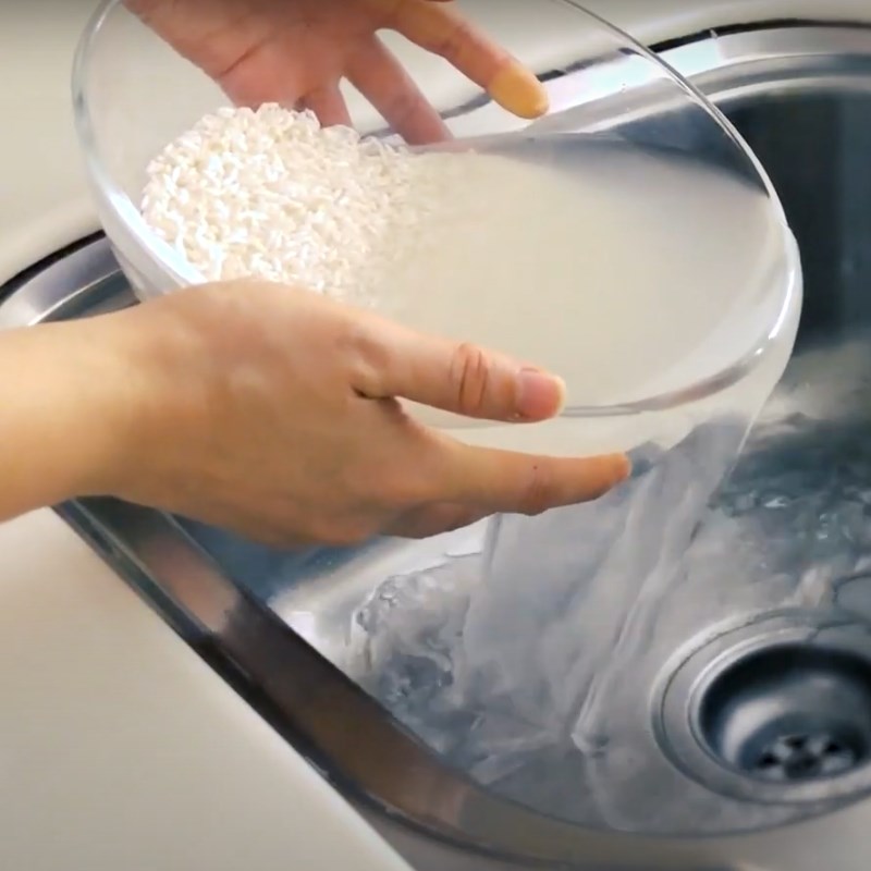 Bước 1 Sơ chế nguy&ecirc;n liệu Cơm chi&ecirc;n trứng t&ocirc;m kh&ocirc;