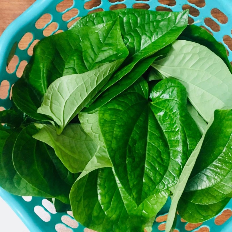 Bước 1 Sơ chế nguy&ecirc;n liệu Rắn mối nướng l&aacute; lốt