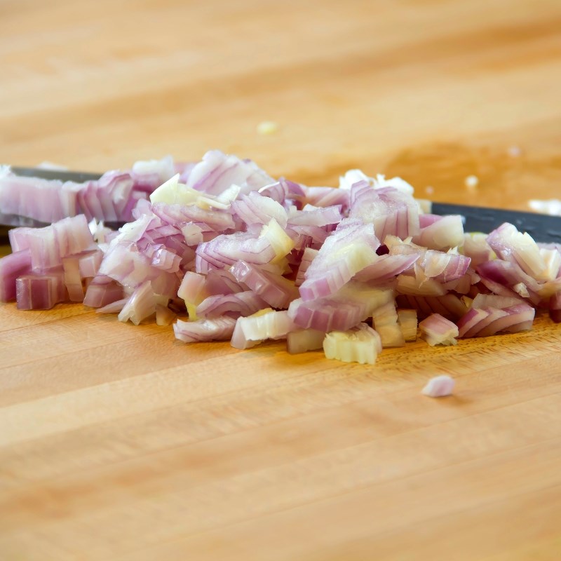 Bước 1 Sơ chế nguy&ecirc;n liệu Rắn mối nướng l&aacute; lốt