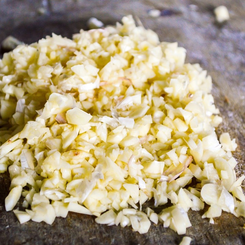 Bước 1 Sơ chế nguy&ecirc;n liệu Rắn mối nướng l&aacute; lốt