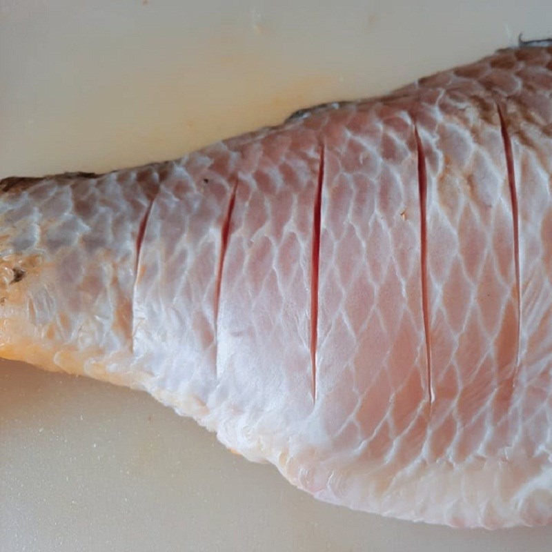 Bước 1 Sơ chế nguyên liệu Cá chép hấp bia sốt ớt cay