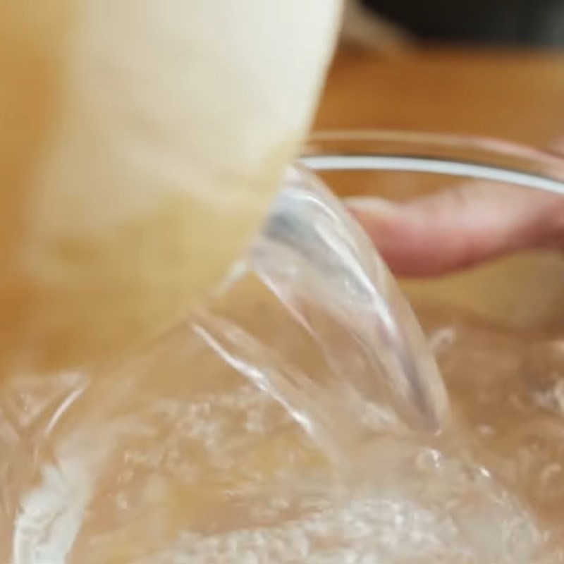 Bước 1 Sơ chế nguyên liệu Tổ yến chưng nước dừa