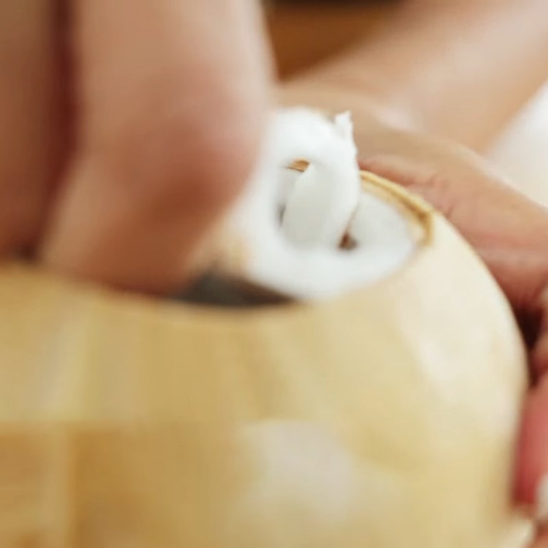 Bước 1 Sơ chế nguyên liệu Tổ yến chưng nước dừa