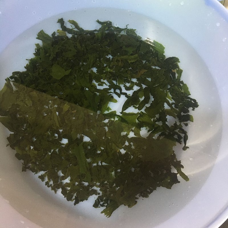 Bước 1 Sơ chế nguyên liệu Canh rong biển nấu xương heo