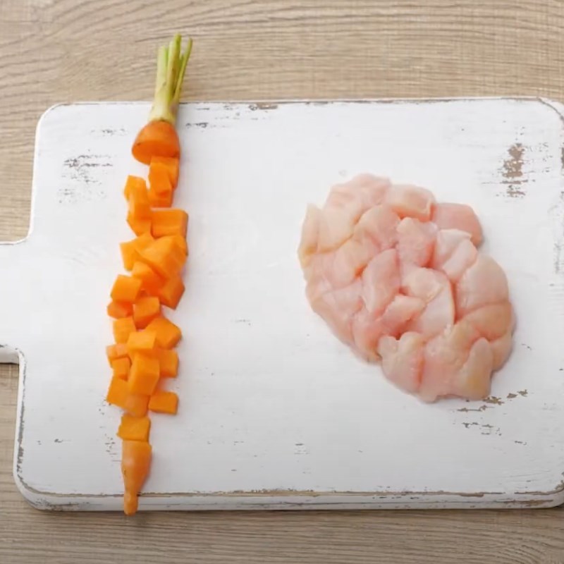 Bước 1 Sơ chế nguy&ecirc;n liệu Cơm thịt g&agrave; c&agrave; chua