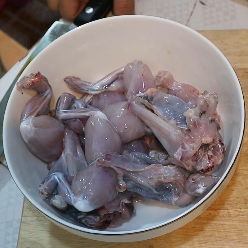 Bước 1 Sơ chế nguyên liệu Ếch nướng lá lốt nguyên con