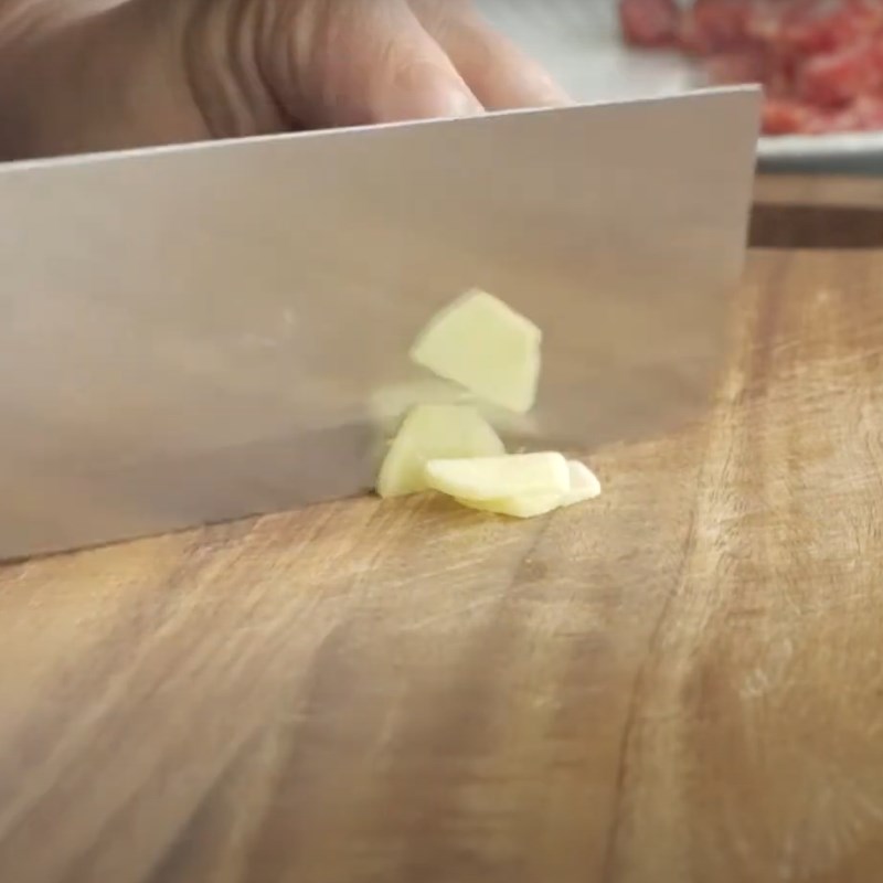 Bước 1 Sơ chế nguy&ecirc;n liệu Cơm lạp xưởng rau củ