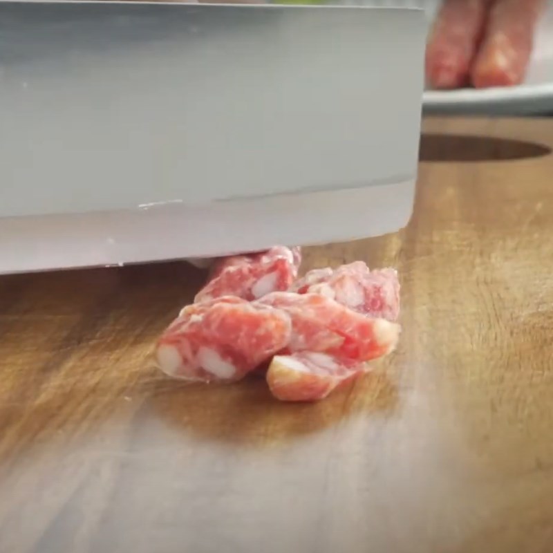 Bước 1 Sơ chế nguy&ecirc;n liệu Cơm lạp xưởng rau củ