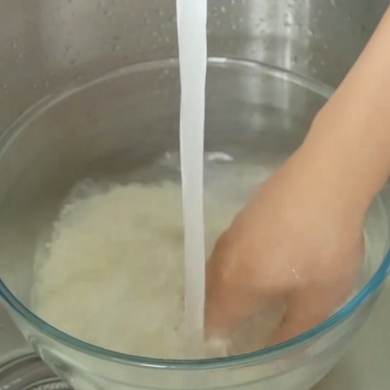 Bước 1 Sơ chế nguy&ecirc;n liệu Cơm lạp xưởng rau củ