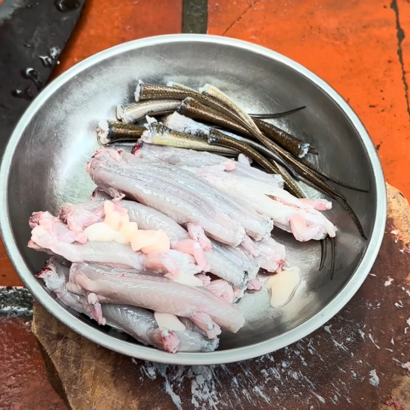 Bước 2 Sơ chế rắn mối Rắn mối nướng l&aacute; lốt