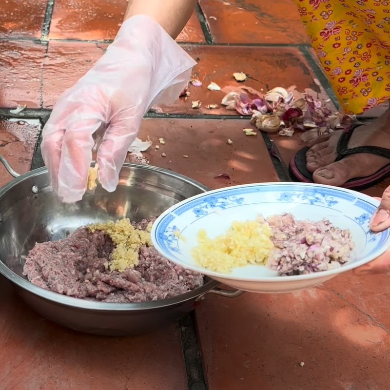 Bước 2 Sơ chế rắn mối Rắn mối nướng l&aacute; lốt