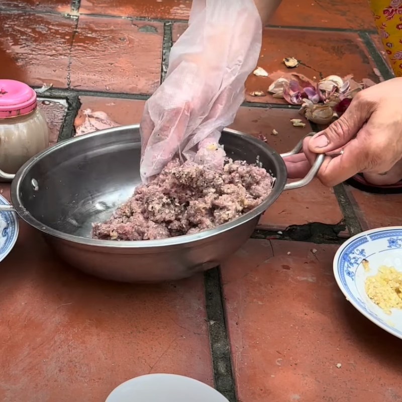 Bước 2 Sơ chế rắn mối Rắn mối nướng l&aacute; lốt