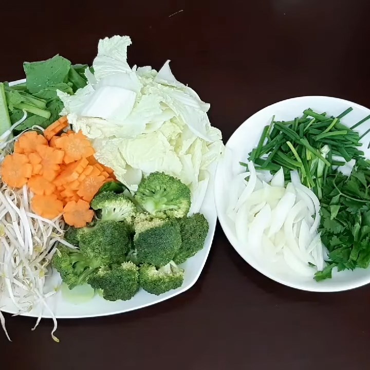 Bước 1 Sơ chế rau củ Ốc móng tay xào mì rau củ