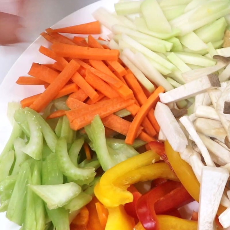 Bước 2 Sơ chế rau củ Mì xào thập cẩm chay rau củ nấm