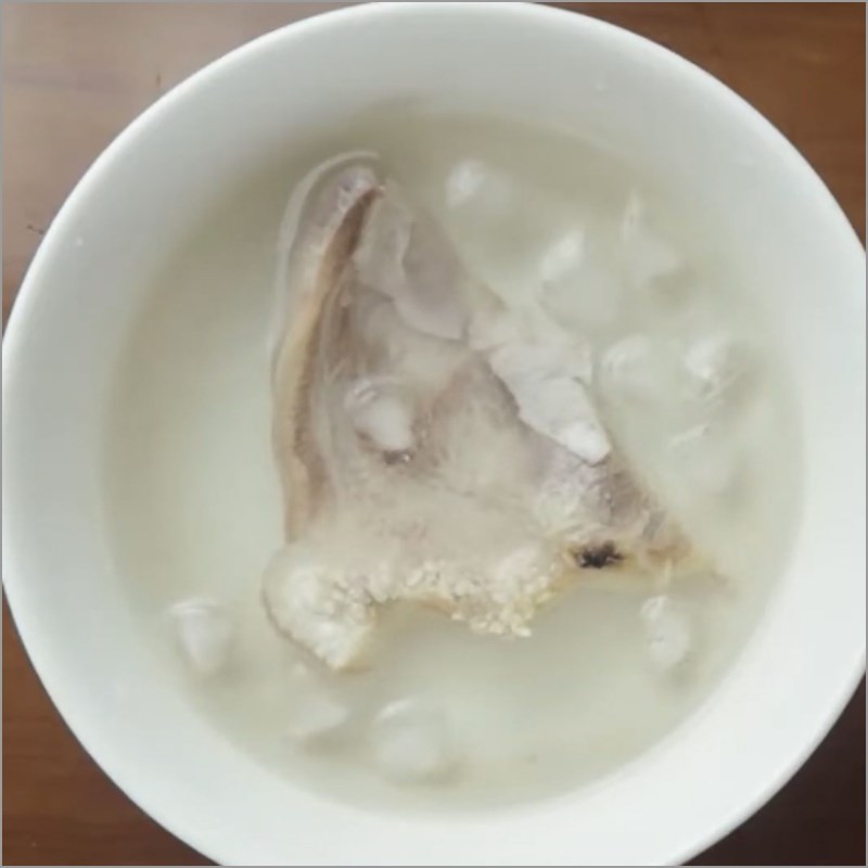 Bước 1 Sơ chế và luộc da heo Gỏi da heo dưa leo