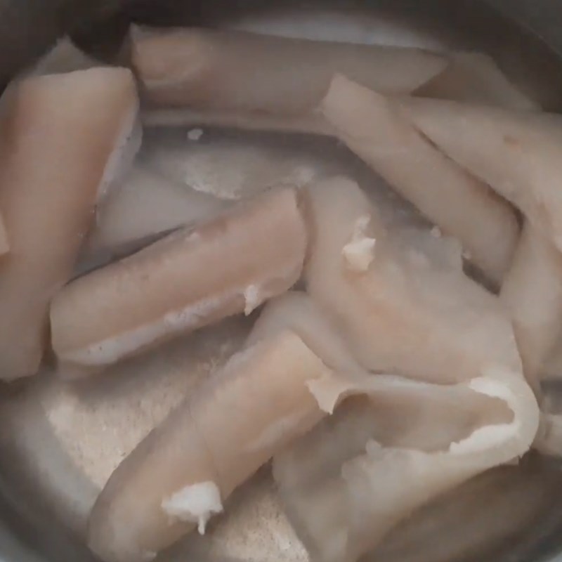 Bước 1 Sơ chế và luộc da heo Gỏi da heo húng lủi