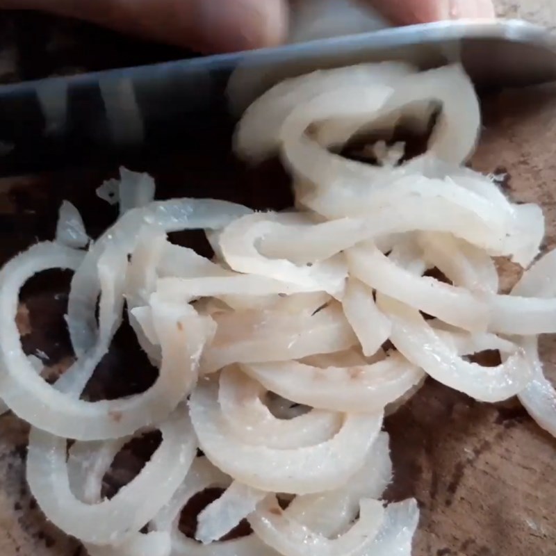 Bước 1 Sơ chế và luộc da heo Gỏi da heo húng lủi