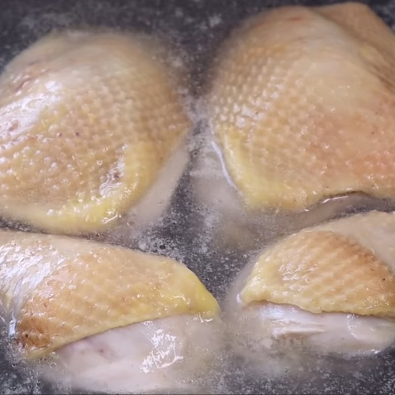 Bước 2 Sơ chế và ướp gà Mì gà quay bằng chảo