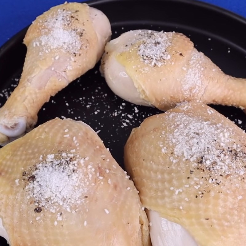 Bước 2 Sơ chế và ướp gà Mì gà quay bằng chảo