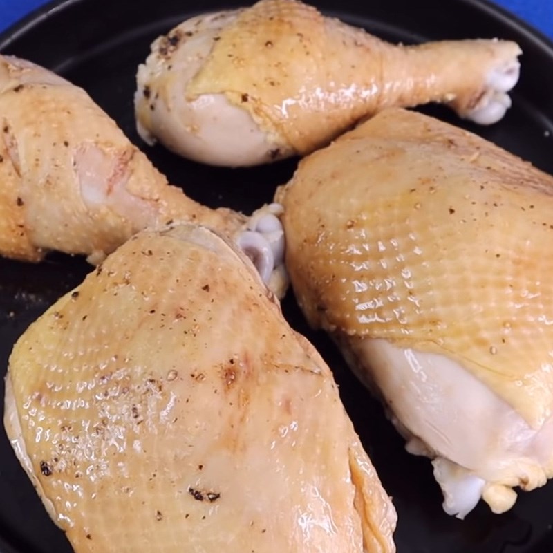 Bước 2 Sơ chế và ướp gà Mì gà quay bằng chảo