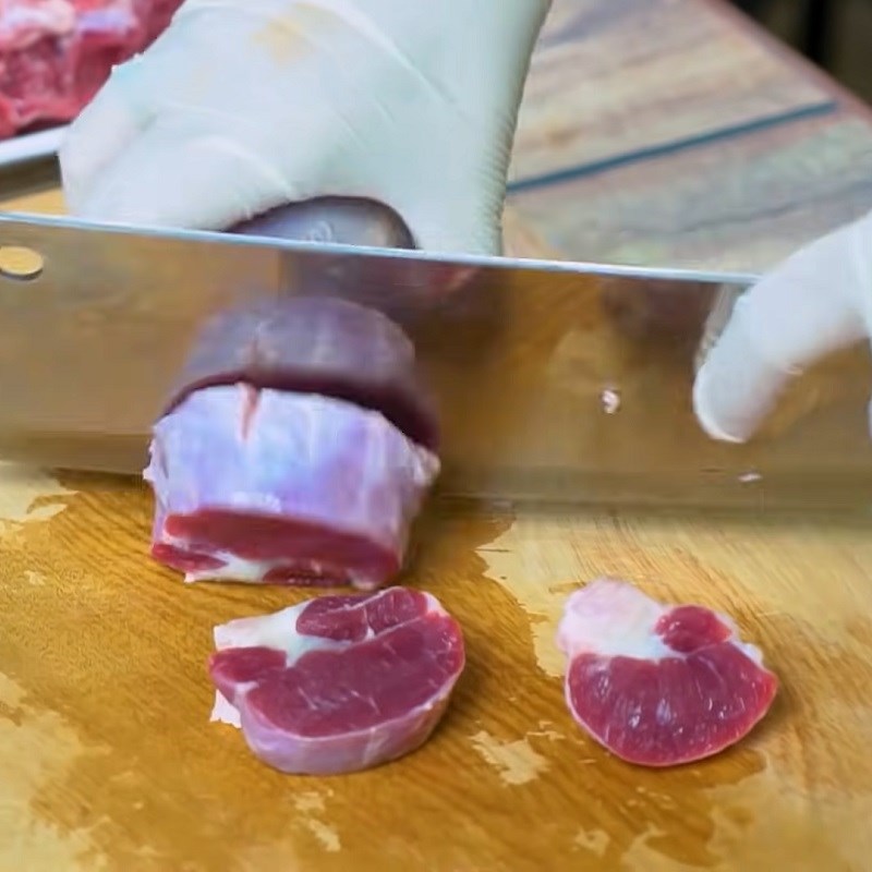 Bước 2 Sơ chế và ướp thịt bò Lagu bò nấu đậu