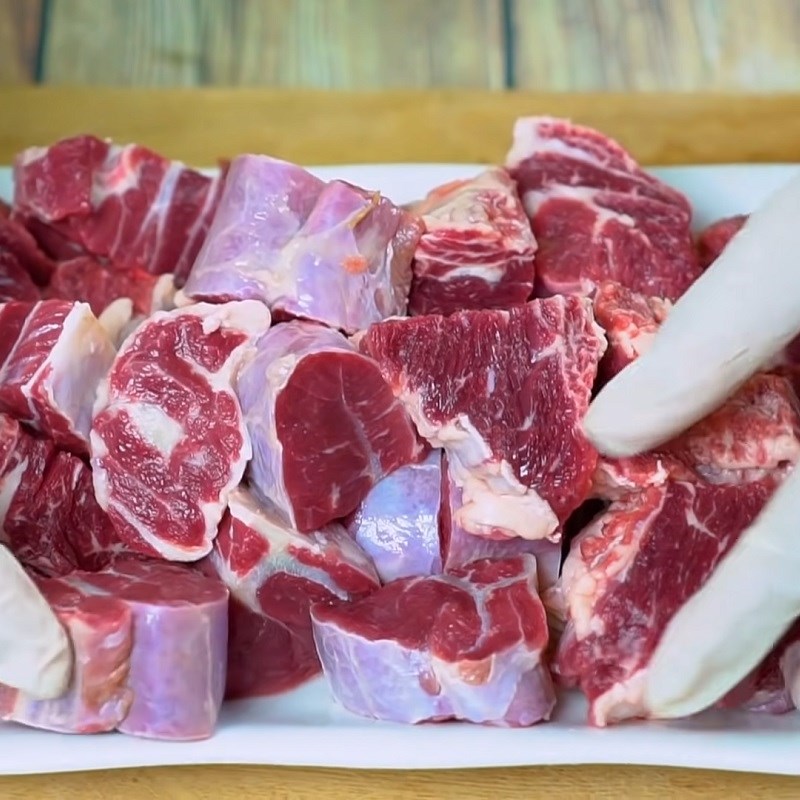 Bước 2 Sơ chế và ướp thịt bò Lagu bò nấu đậu