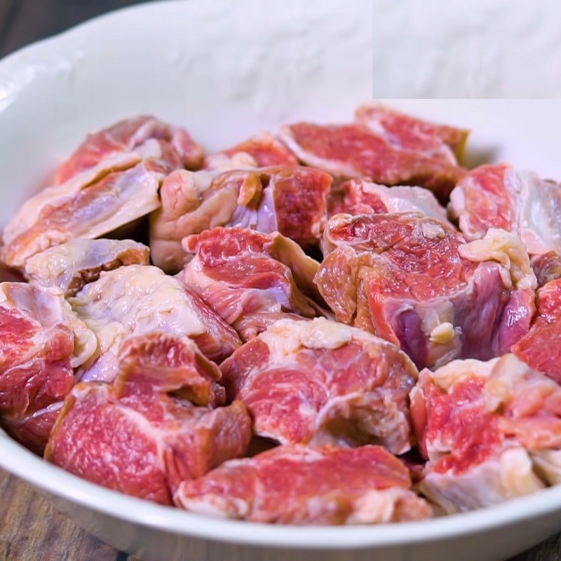 Bước 2 Sơ chế và ướp thịt bò Lagu bò nấu đậu