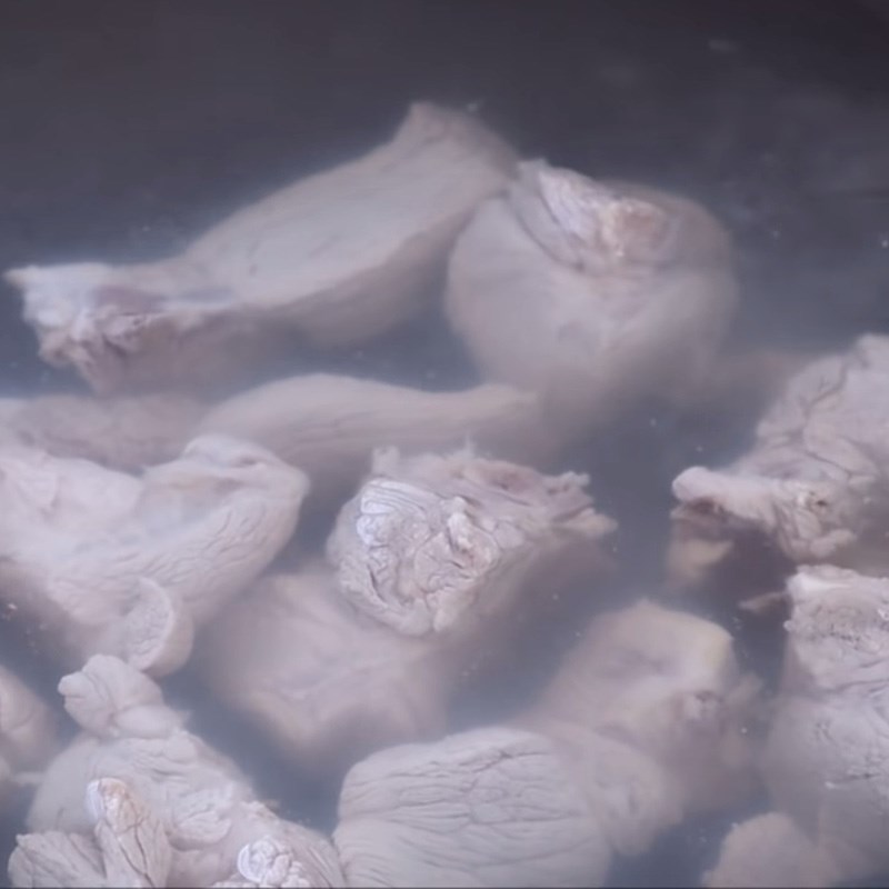 Bước 1 Sơ chế xương heo Mì gà quay bằng chảo