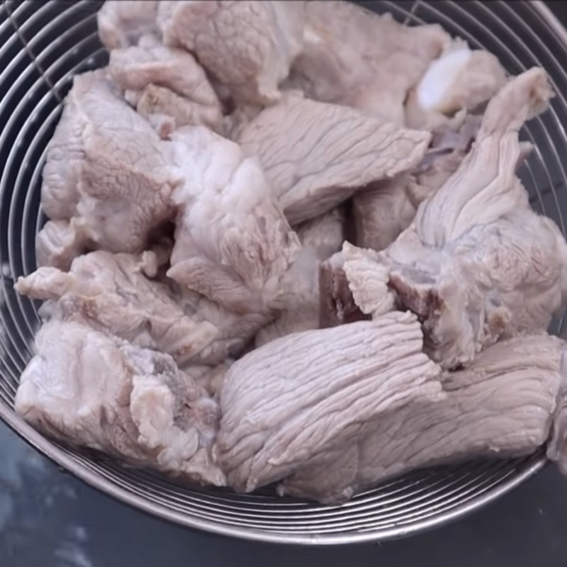 Bước 1 Sơ chế xương heo Mì gà quay bằng chảo