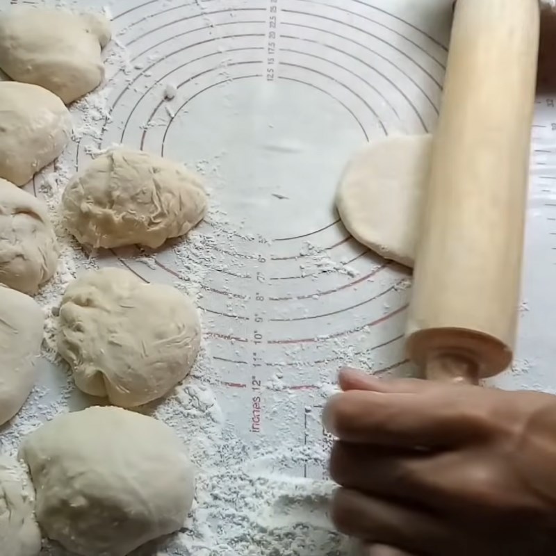 Bước 3 Tẩm mè và cán bột Bánh tiêu đặc ruột