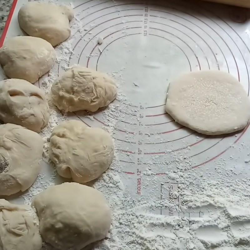 Bước 3 Tẩm mè và cán bột Bánh tiêu đặc ruột