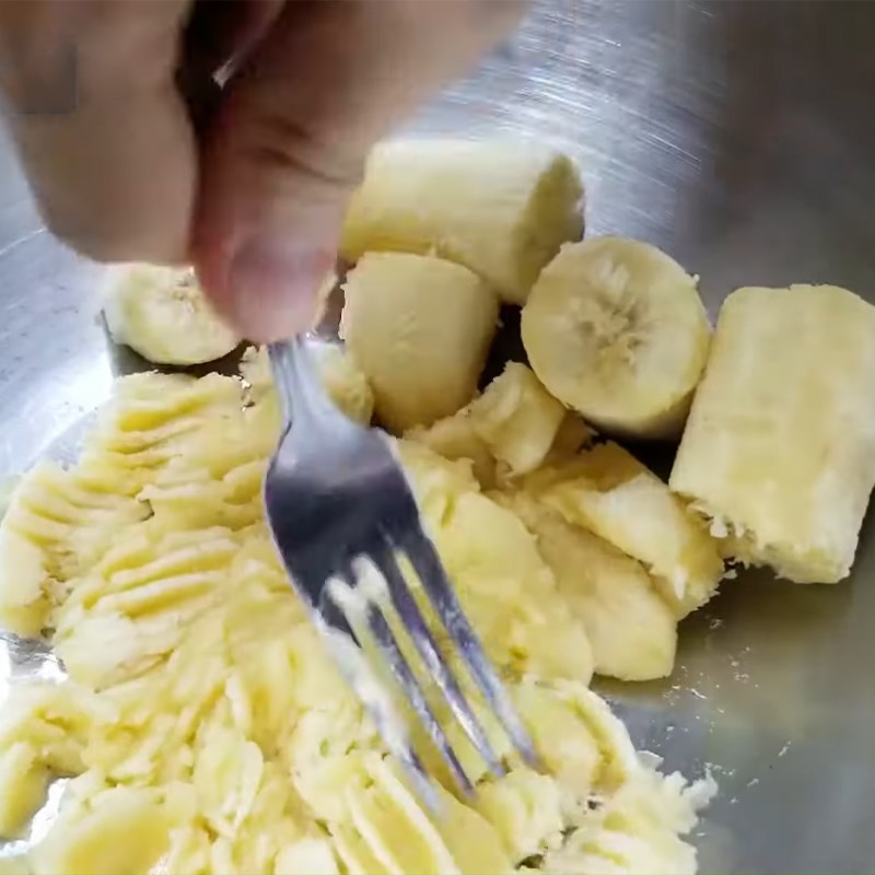 Bước 1 Tán nhuyễn chuối Bánh chuối sữa chua bằng nồi chiên không dầu