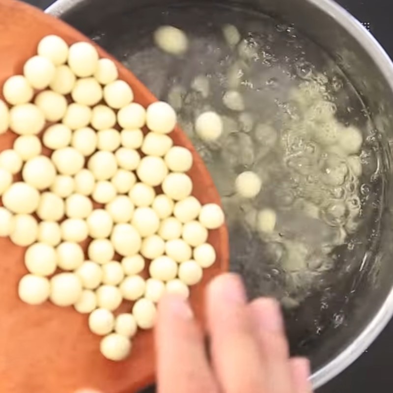 Bước 3 Tạo hình và luộc trân châu Trân châu khoai lang vàng