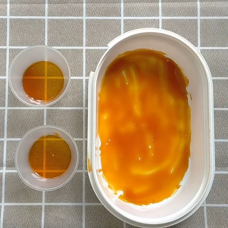 Bước 1 Thắng đường caramel B&aacute;nh flan tr&agrave; xanh bằng bột rau c&acirc;u