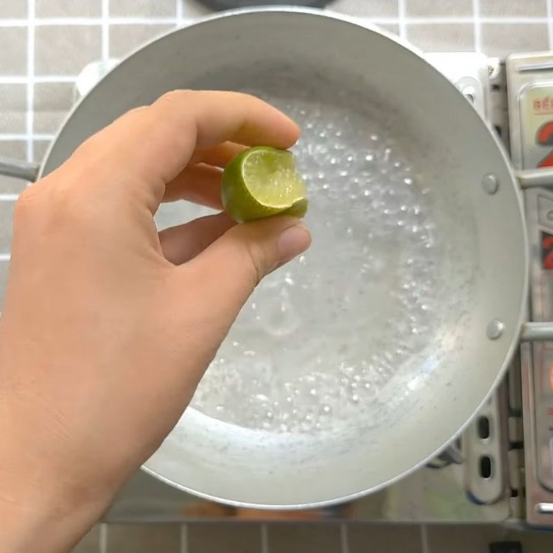 Bước 1 Thắng đường caramel B&aacute;nh flan tr&agrave; xanh bằng bột rau c&acirc;u