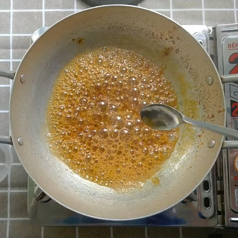 Bước 1 Thắng đường caramel B&aacute;nh flan tr&agrave; xanh bằng bột rau c&acirc;u