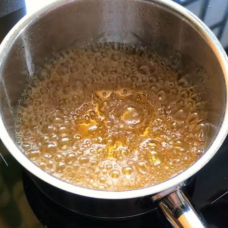 Bước 1 Thắng đường caramel B&aacute;nh flan tr&agrave; xanh