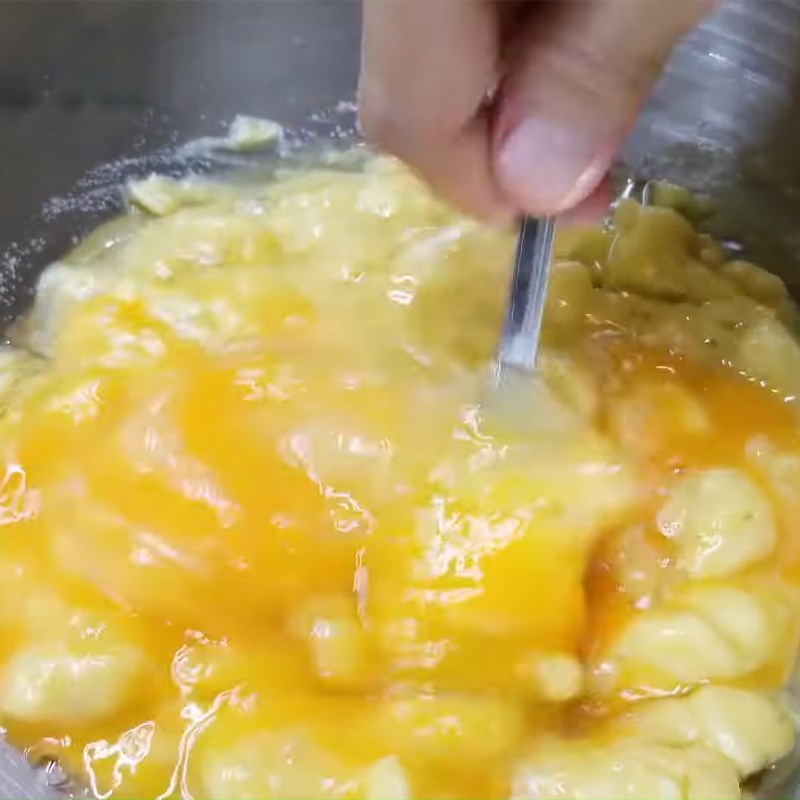 Bước 2 Trộn các nguyên liệu ướt Bánh chuối sữa chua bằng nồi chiên không dầu