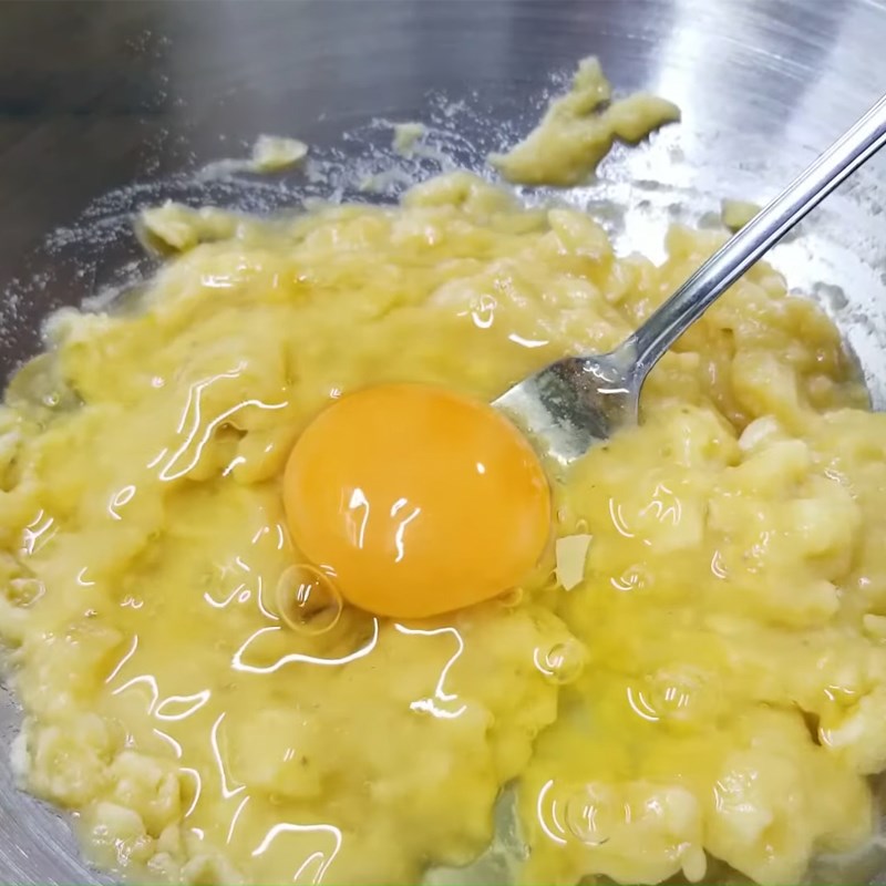 Bước 2 Trộn các nguyên liệu ướt Bánh chuối sữa chua bằng nồi chiên không dầu