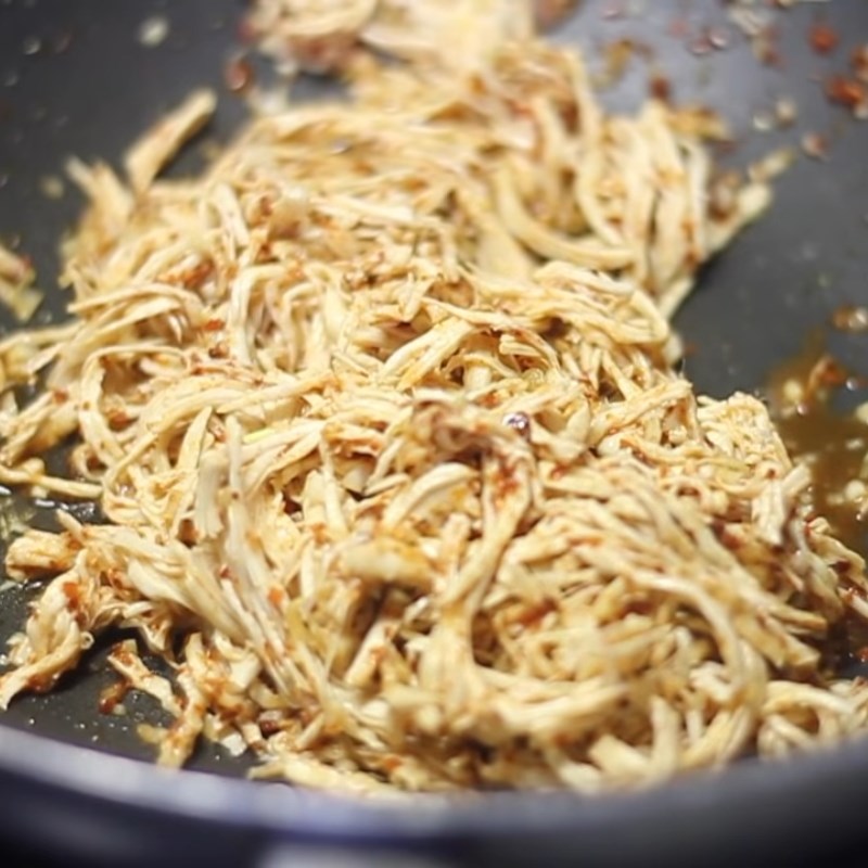 Bước 3 Trộn gia vị và rang gà Khô gà xé cay bằng chảo