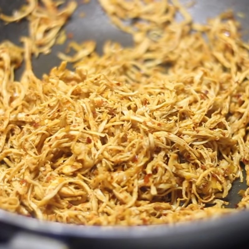 Bước 3 Trộn gia vị và rang gà Khô gà xé cay bằng chảo