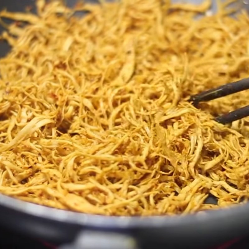 Bước 3 Trộn gia vị và rang gà Khô gà xé cay bằng chảo