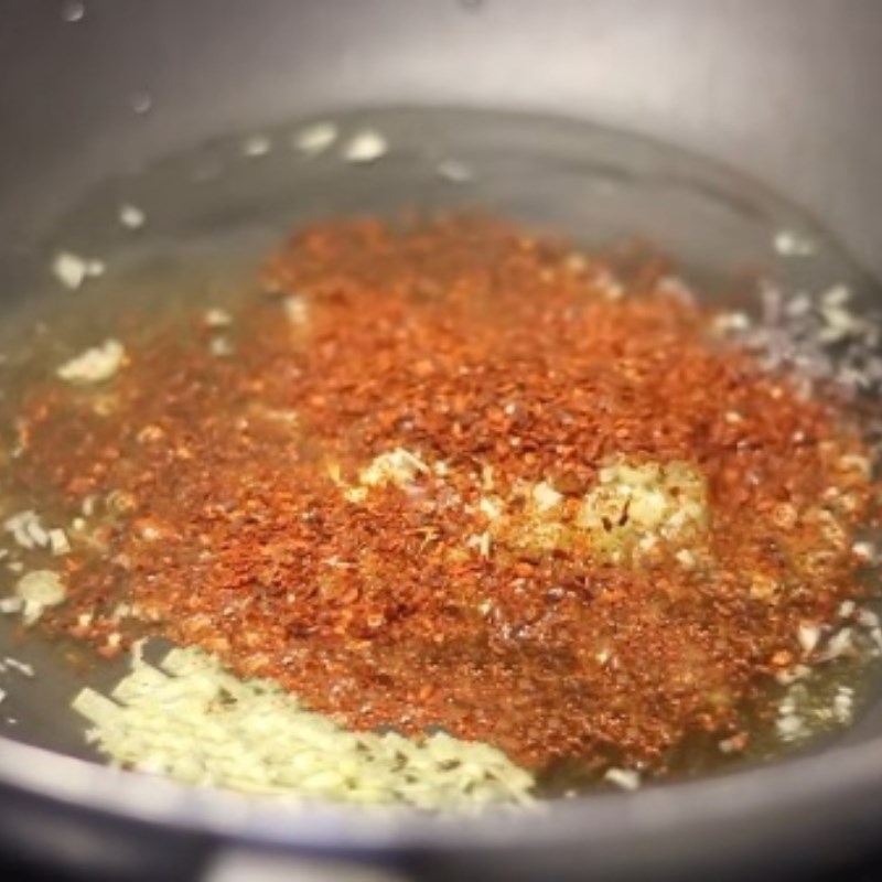 Bước 3 Trộn gia vị và rang gà Khô gà xé cay bằng chảo