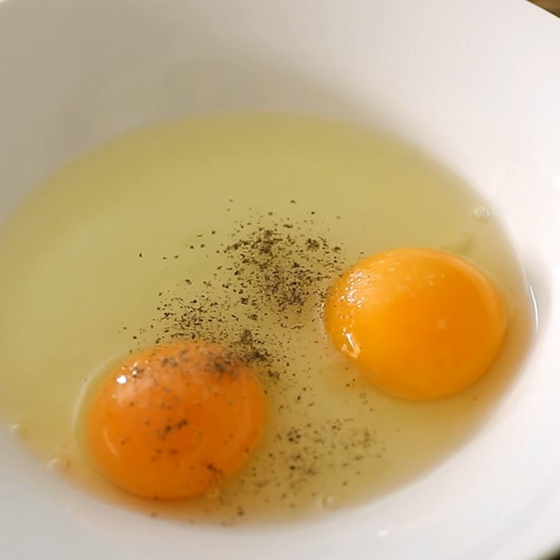 Bước 2 Trộn hỗn hợp bột Cà tím chiên giòn tẩm mè